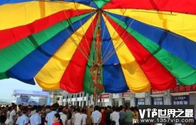 世界上最大的伞 直径有22.09米伞高14米(制作艰难)