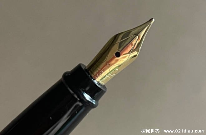 世界上最贵的钢笔 由奥罗拉出品的钻石钢笔(价值1.15亿元)
