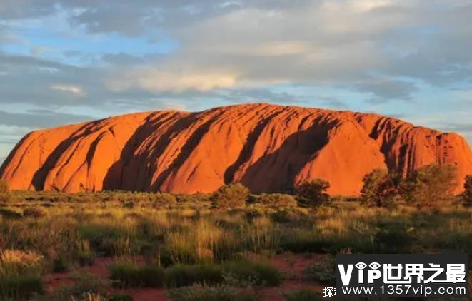 世界上最大的岩石 位于澳洲艾尔斯岩石(于1873年发现)