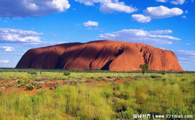 世界上最大的岩石 位于澳洲艾尔斯岩石(于1873年发现)