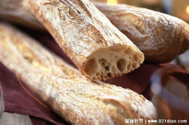 世界上最长的法棍面包 有60个人共同制作(长达到120米)