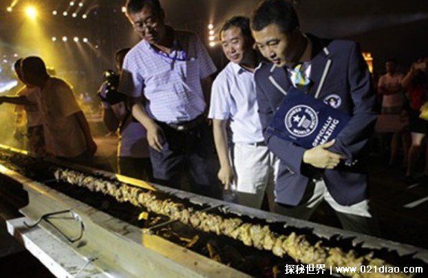 世界上最长的肉串 108位中国烧烤师做出194.5米(来自哈尔滨)