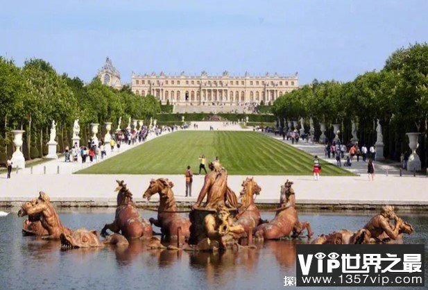 世界上最大的宫殿 凡尔赛宫面积111万平方米(位于法国)