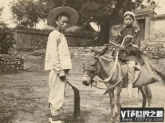 清末老照片：穷人找虱子，宫女晾被子，1901年的紫禁城荒草没膝