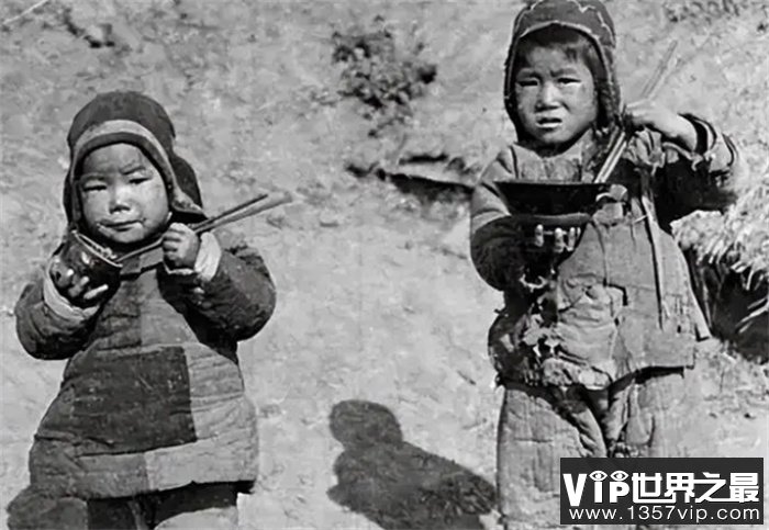 清末老照片：穷人找虱子，宫女晾被子，1901年的紫禁城荒草没膝