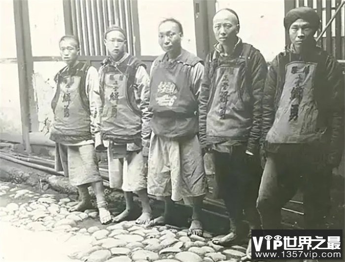 清末老照片：穷人找虱子，宫女晾被子，1901年的紫禁城荒草没膝