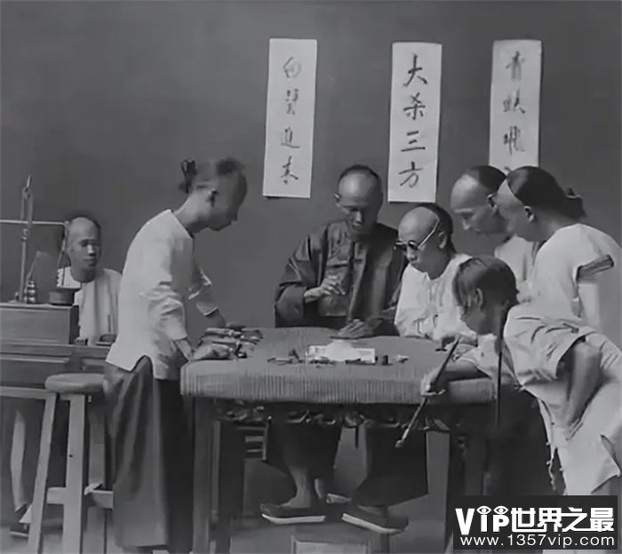 清末老照片：穷人找虱子，宫女晾被子，1901年的紫禁城荒草没膝