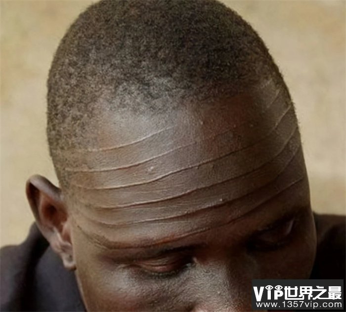 世界上最黑的男人 甚至看不到眼睛（最黑男人）