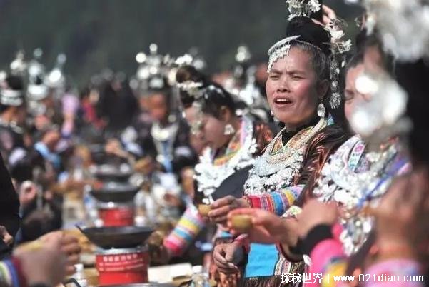 世界上最大合拢宴 杨家侗年节有10380人同桌吃饭(长3.7公里)
