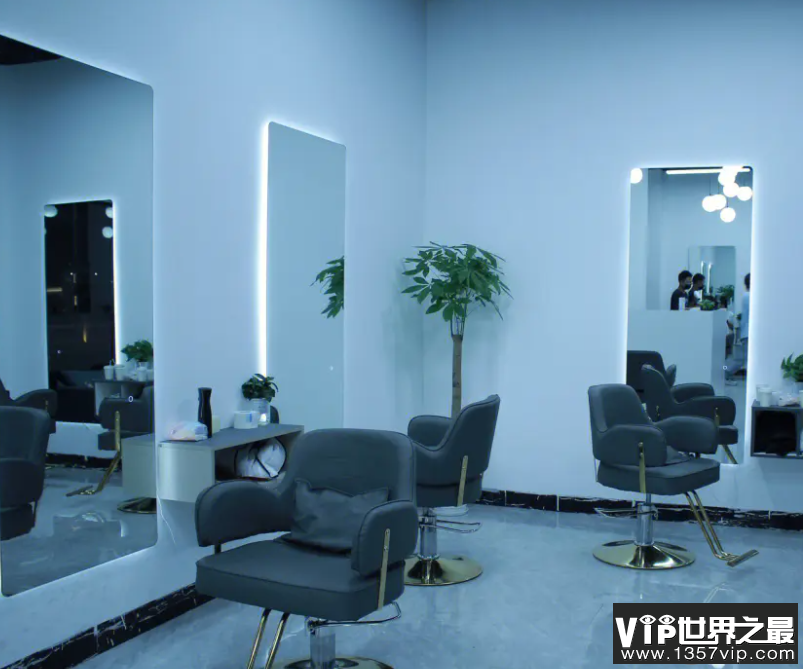 为什么理发店门口要放三色灯 怎样选择合适的理发店