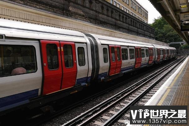 世界上最早的地铁 是英国的伦敦地铁历史悠久(修建于1856年)