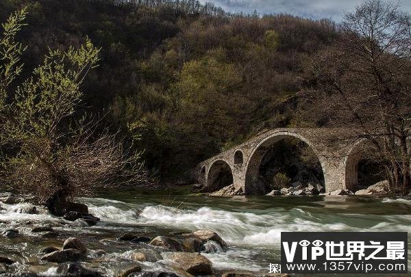 世界上最漂亮的拱桥 保加利亚魔鬼桥比较雄伟(造型优雅)