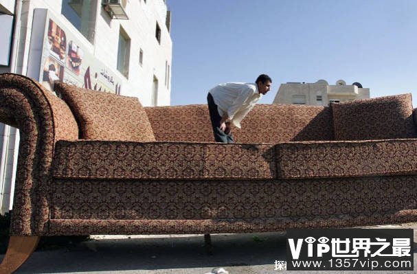 世界上最长的沙发 诞生于希腊长度达到64.75米(承载能力强)