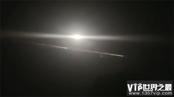 澳洲昆士兰发现神秘UFO，有着长长发光尾部，它究竟会是什么？