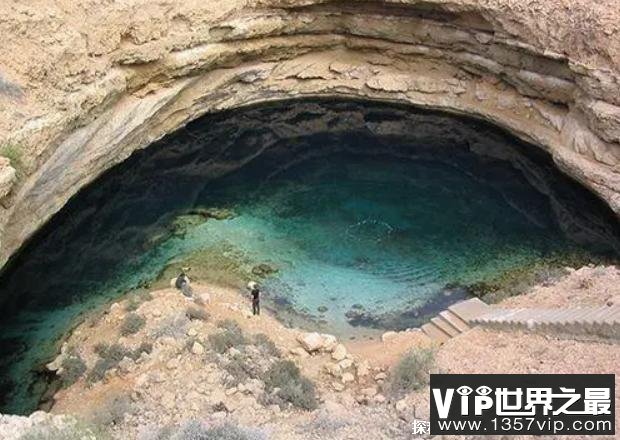 世界上十大最著名的天坑 伯利兹蓝洞比较深邃(是潜水胜地)