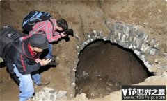 1997年  湖北农民割草时  意外掉入千年洞穴  突然发现洞中有人脸