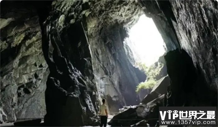 1997年  湖北农民割草时  意外掉入千年洞穴  突然发现洞中有人脸