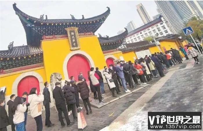中国香火最旺的寺庙，一天涌进超60万人朝拜，香灰都得用卡车来拉