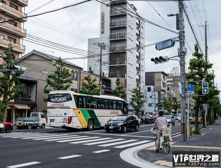 日本为什么有那么多电线杆 日本的电线杆为什么这么乱