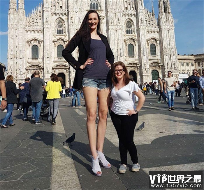 世界上腿最长的女人 腿长130多cm（长腿美女）