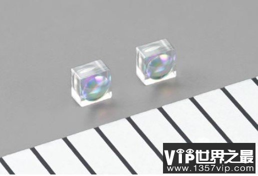 世界上最小的投影机，重量仅为22.8克