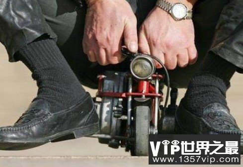 世界上最小的摩托车，比手掌还小，但可以乘坐