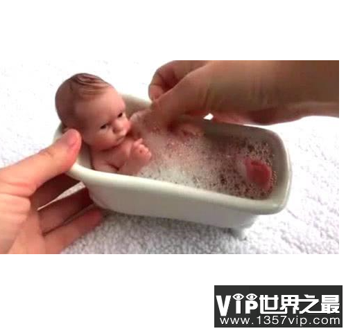 世界上最小的婴儿，体重只有250克和一个鸡蛋一样重。