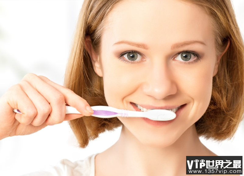 27岁女子长期横向刷牙致牙齿缺损 刷牙的正确方式是什么