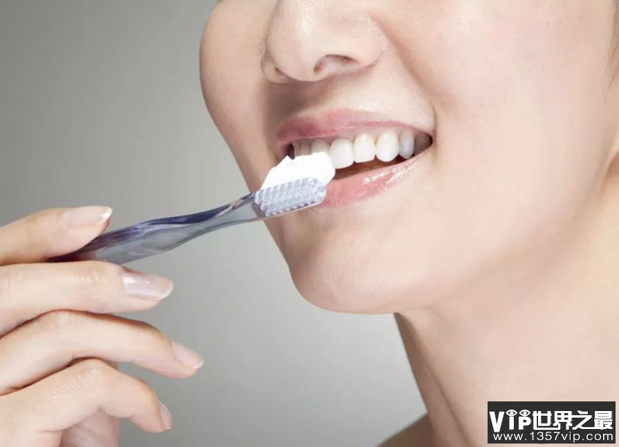 27岁女子长期横向刷牙致牙齿缺损 刷牙的正确方式是什么