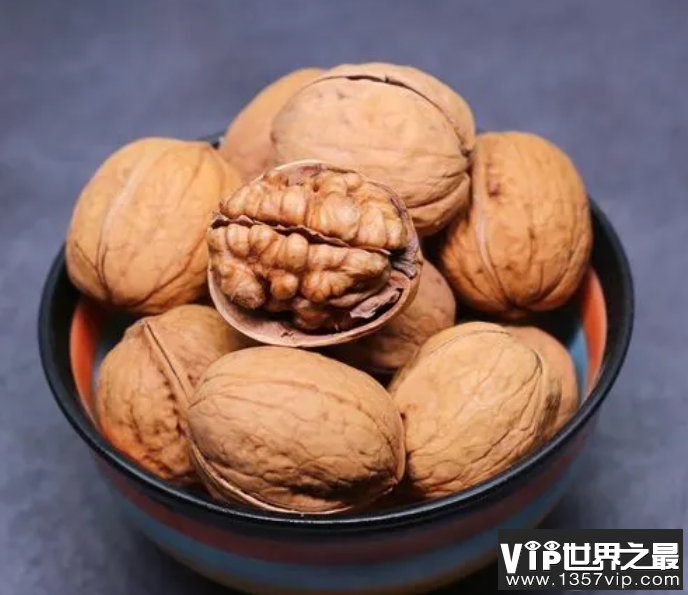 坚持吃核桃6个月会怎样 吃核桃补脑是真的吗