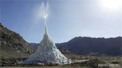 矗立在沙漠上的人造冰川，印度人创造的又一项“奇迹”