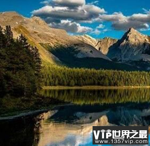 世界最长山脉，最长的达到了的8900千米被常年的积雪覆盖。