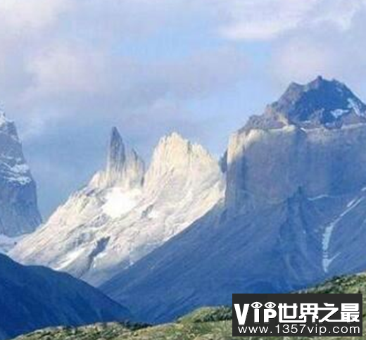 世界最长山脉，最长的达到了的8900千米被常年的积雪覆盖。