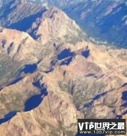 世界最长山脉，最长的达到了的8900千米被常年的积雪覆盖。