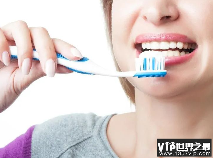 刷牙之前不建议将牙刷蘸湿 刷牙一天刷几次好