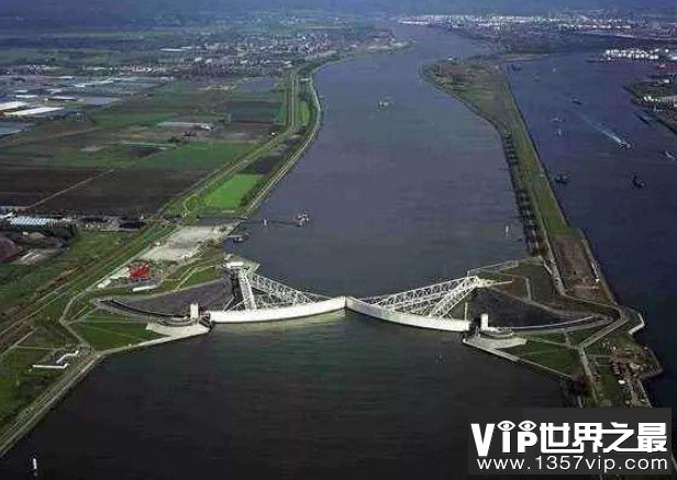 世界最长自动升降防洪堤坝在荷兰建成，长为300多米