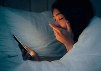 长期睡前玩手机会付出啥代价 为什么不能睡前玩手机