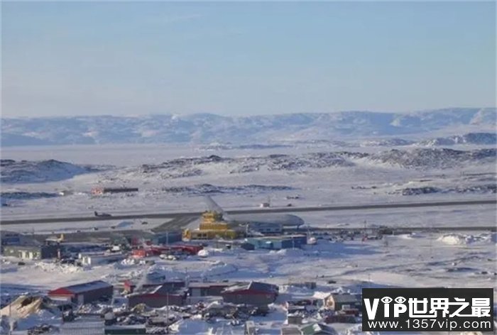 加拿大男子坐错航班，不小心飞往北极，“获赔”了一名空姐