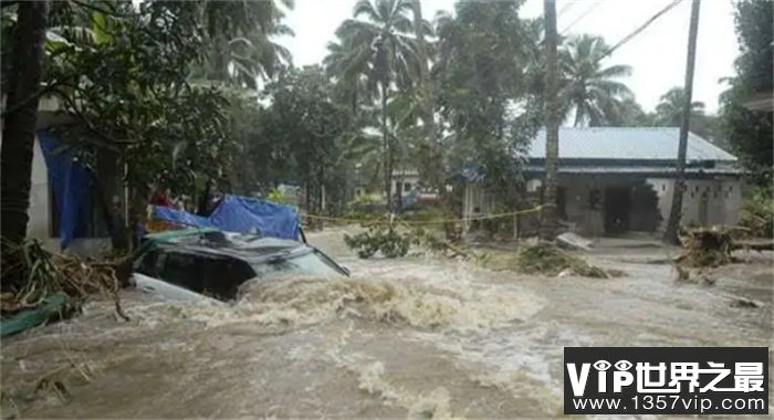印度喀拉拉邦遭遇特大洪水袭击  86死60000人撤离  好像洪水灭世