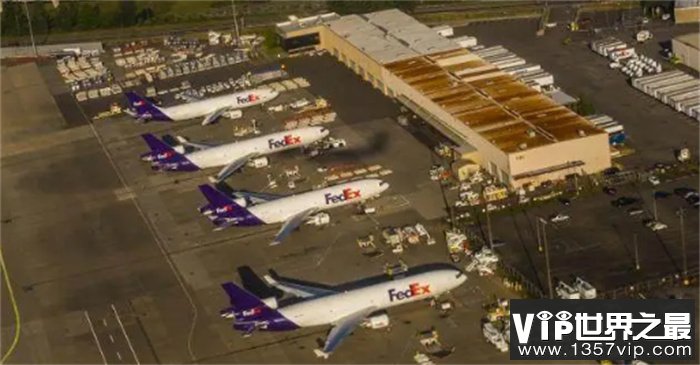奇葩 美国西雅图机场一位地勤偷走飞机  在空中表演特技后坠毁
