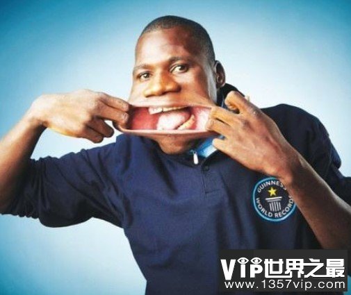世界上嘴巴最大的人，比一个成年人的手掌还要长