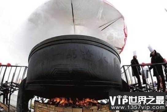 世界上最大的锅，直径为4.3米，高2.4米