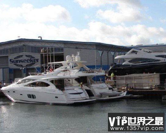 世界最贵摩托艇，价值1300万，具有双层驾驶区