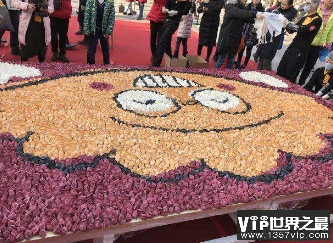 世界上面积最大的饺子拼图，排满了至少7000多个饺子