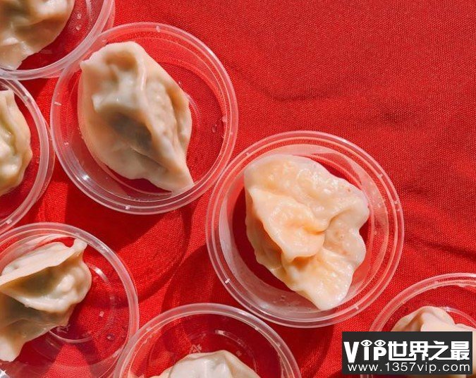 世界上面积最大的饺子拼图，排满了至少7000多个饺子