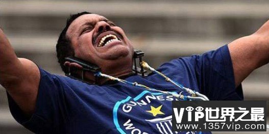 世界上肺活量最大的人，42分钟内吹出一个直径2.44米的大气球