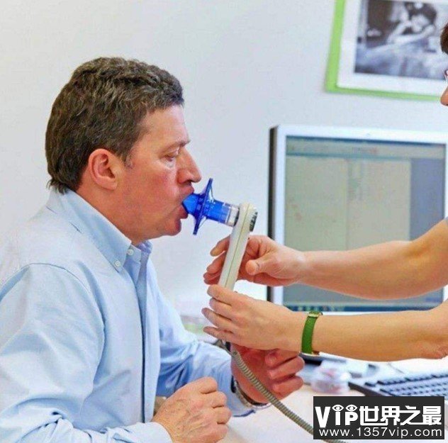 世界上肺活量最大的人，42分钟内吹出一个直径2.44米的大气球