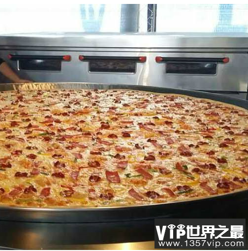 世界最大披萨，长度达到了1595米上千人一起共享。