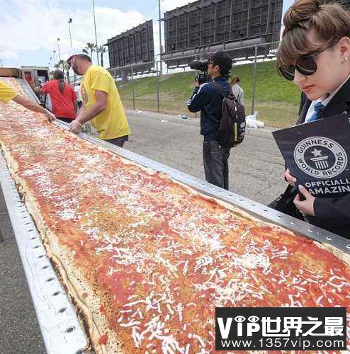 世界最大披萨，长度达到了1595米上千人一起共享。