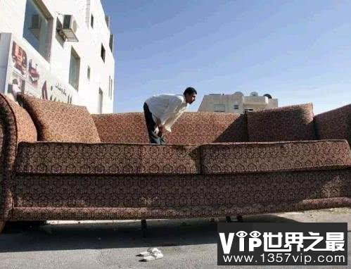  世界最大沙发，宽两米高三米你会用吗？